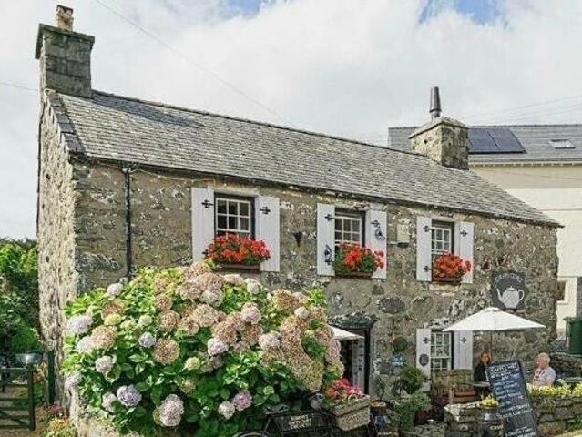 House for sale in Criccieth, Wales