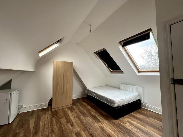 Room for rent in London Borough of Merton, Mitcham