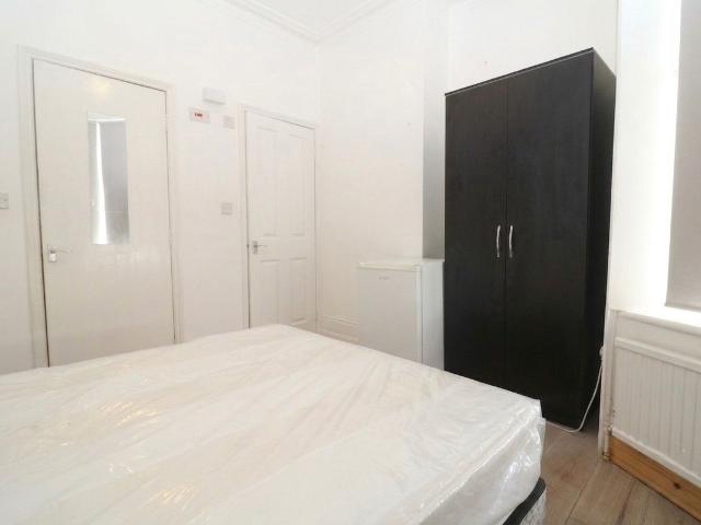 Studio for rent in London Borough of Merton, Mitcham