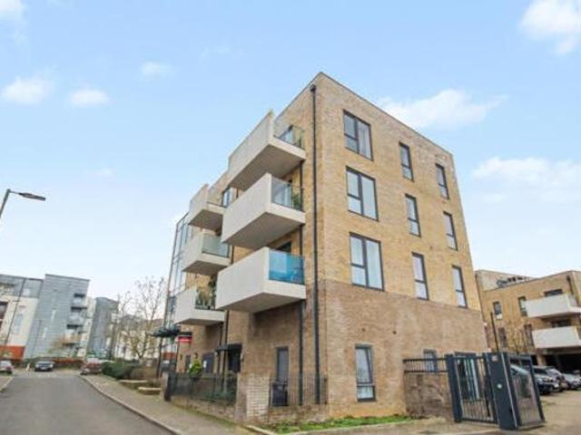 House for sale in Cat Hill, Greater London