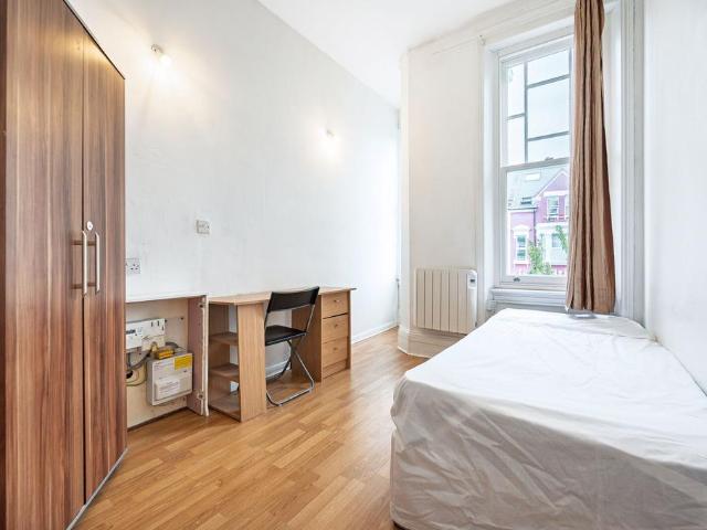 Apartment for rent in Queen's Park, Greater London