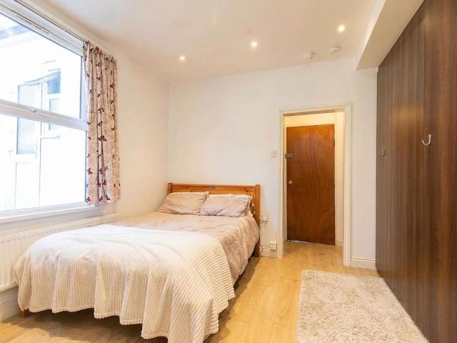 Studio for rent in Queen's Park, Greater London