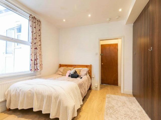 Studio for rent in Queen's Park, Greater London