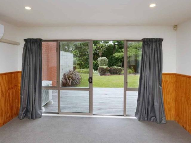 Townhouse for rent in Chaslands, Canterbury