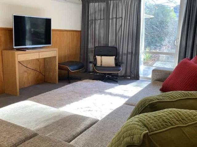 Townhouse for rent in Chaslands, Canterbury