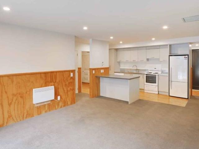 Townhouse for rent in Chaslands, Canterbury