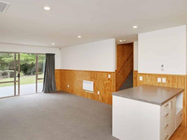 Townhouse for rent in Chaslands, Canterbury