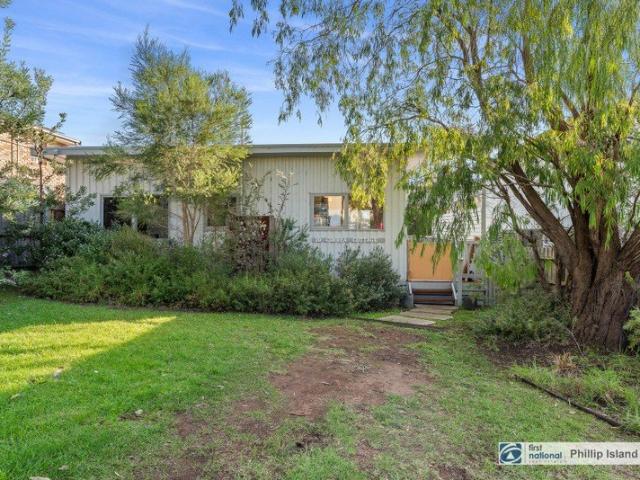 House for sale in Wimbledon Heights, Victoria