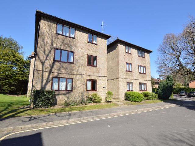 Apartment for rent in Horsell, Woking