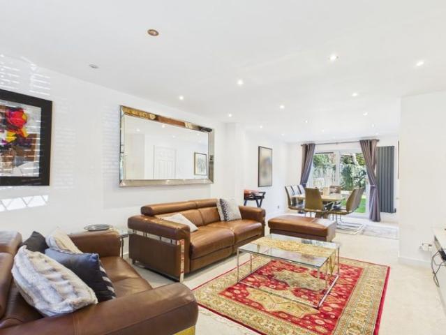 House for rent in Heol-las, Surrey