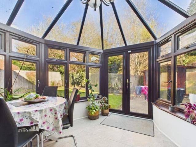 House for rent in Heol-las, Surrey