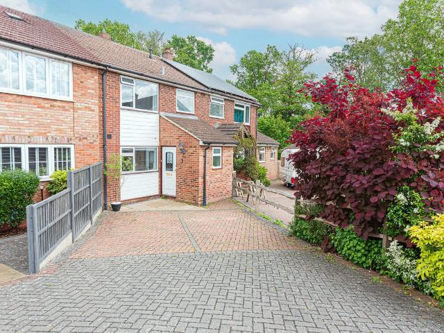 House for rent in Heol-las, Surrey