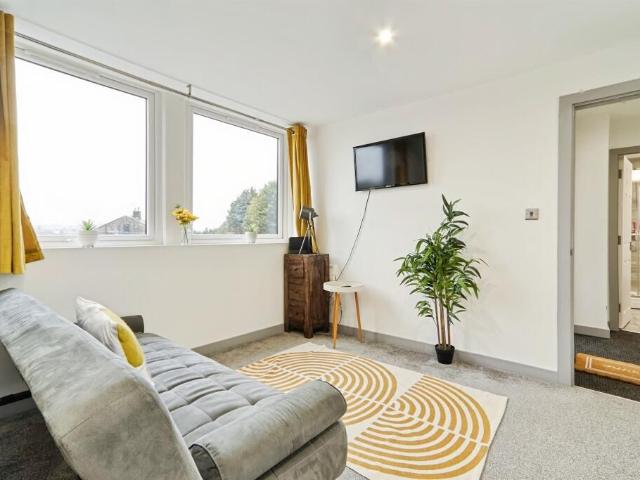 Apartment for rent in London Borough of Merton, Raynes Park