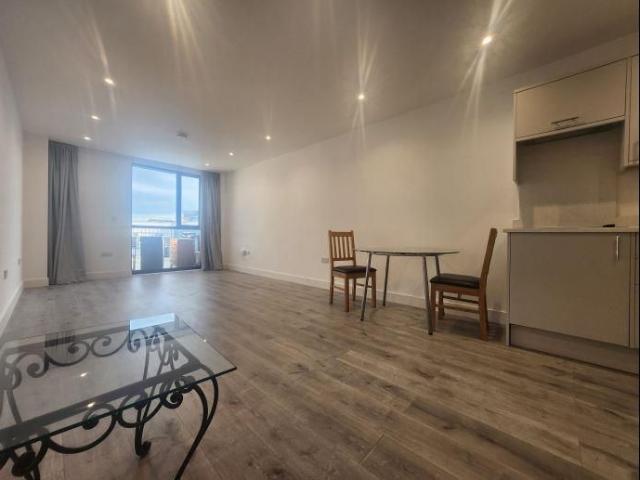 Apartment for rent in Heol-las, Surrey