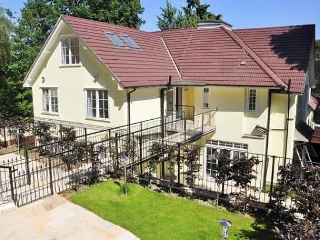Apartment for rent in Heol-las, Surrey