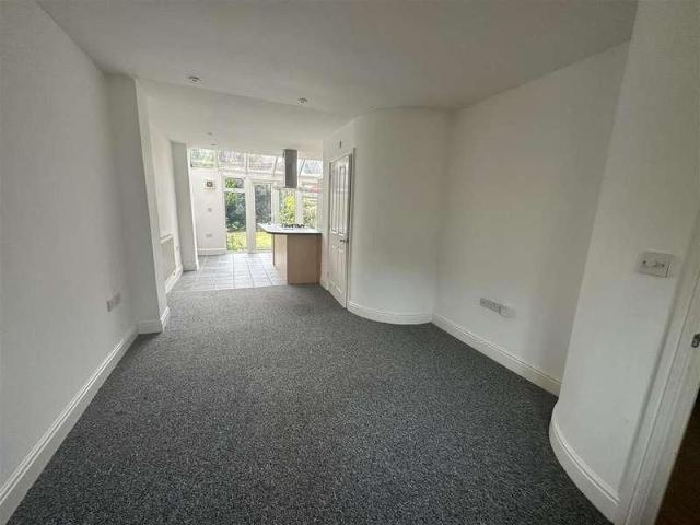 Townhouse for rent in Mile End, Fordham Heath
