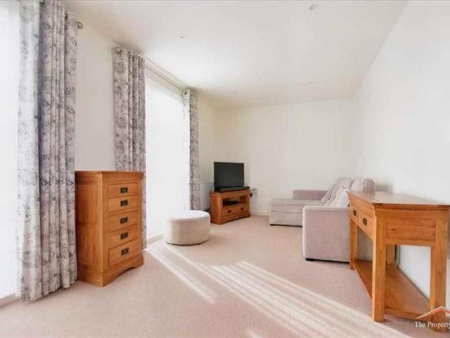 Townhouse for rent in London Borough of Barnet, Greater London