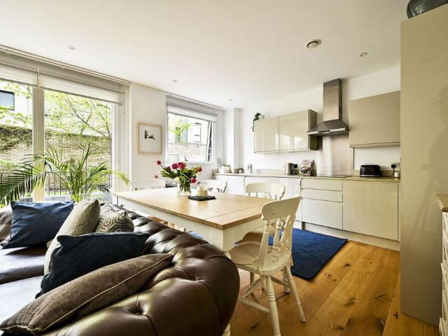 House for rent in Queen's Park, Greater London