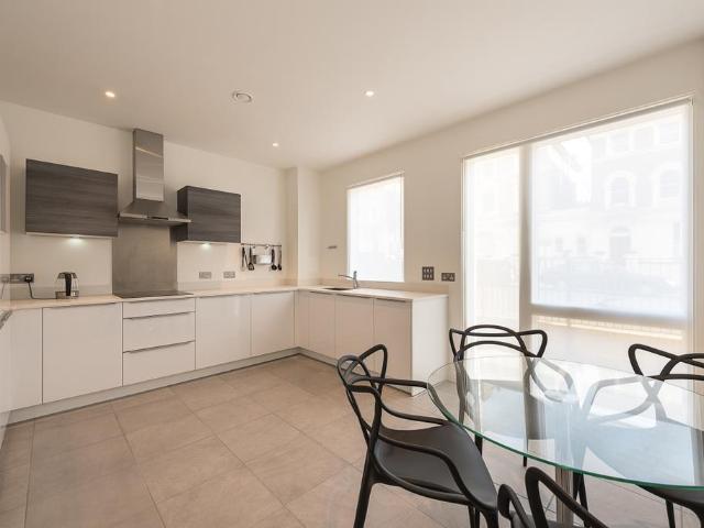 House for rent in Queen's Park, Greater London