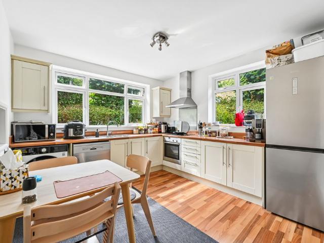 Apartment for rent in London Borough of Merton, Raynes Park