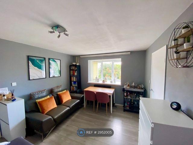 Studio for rent in Colney Hatch, Greater London