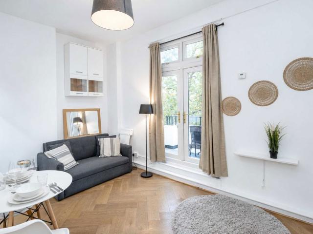 Apartment for rent in North Kensington, Greater London