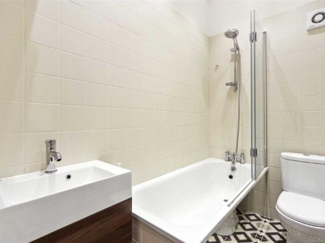 Apartment for rent in North Kensington, Greater London