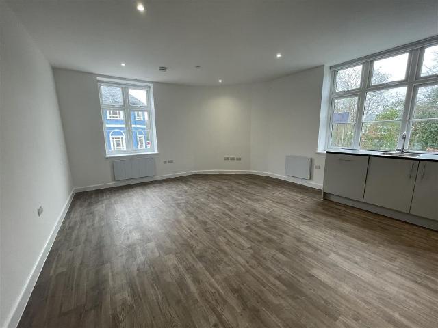 House for rent in Heol-las, Surrey