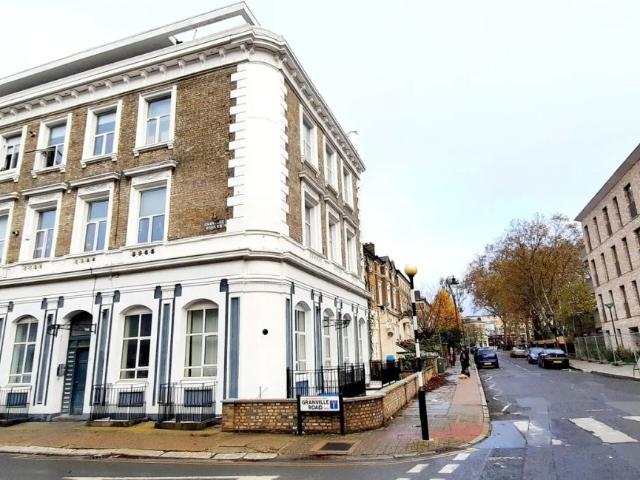 Apartment for rent in Queen's Park, Greater London