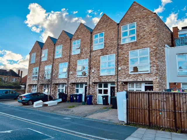 House for rent in London Borough of Ealing, Hanwell