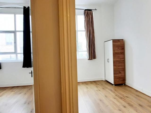 Apartment for rent in London Borough of Merton, Raynes Park