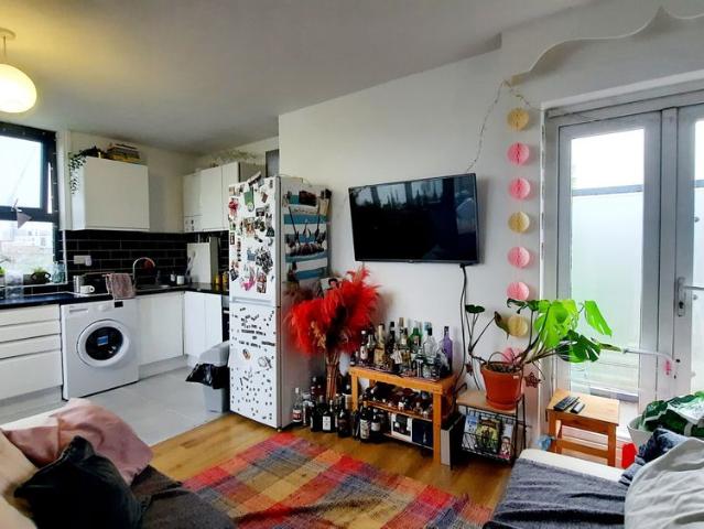 Apartment for rent in London Borough of Merton, Raynes Park