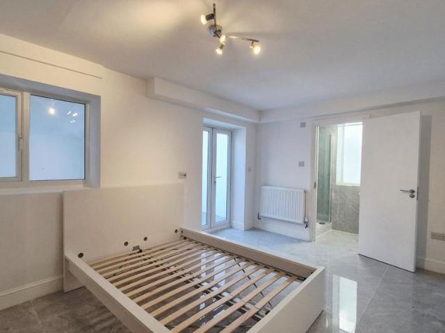 Apartment for rent in Queen's Park, Greater London