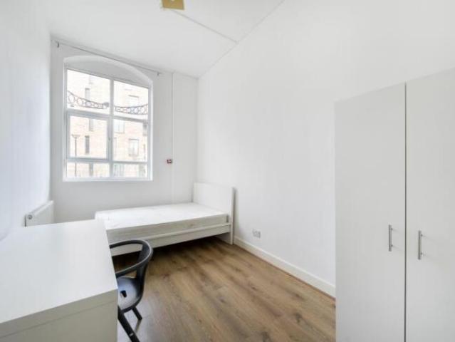 Apartment for rent in London Borough of Merton, Raynes Park