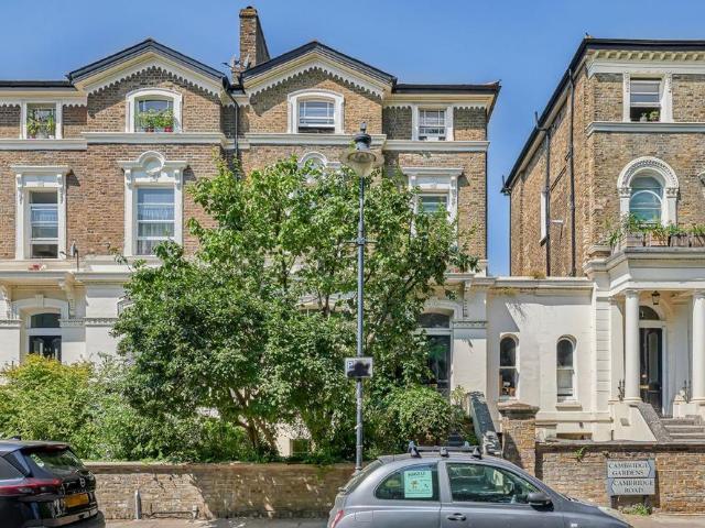 House for rent in Queen's Park, Greater London
