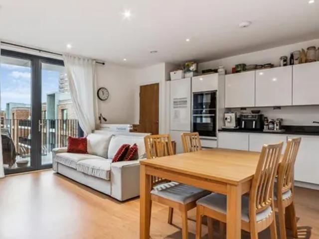 Apartment for rent in Queen's Park, Greater London