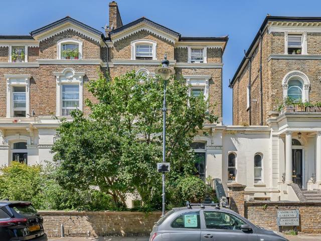 Apartment for rent in Queen's Park, Greater London