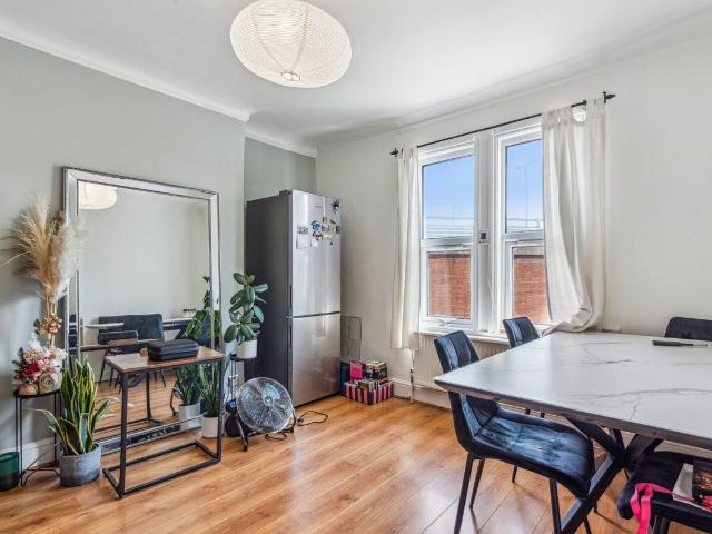 Apartment for rent in Strand-on-the-Green, Greater London