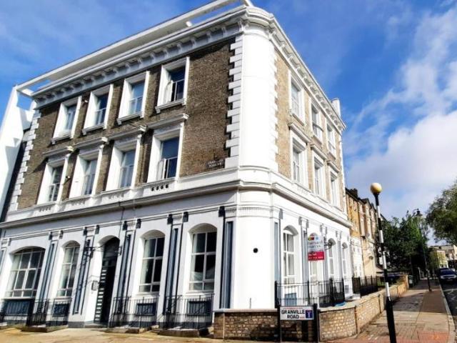 Apartment for rent in Queen's Park, Greater London