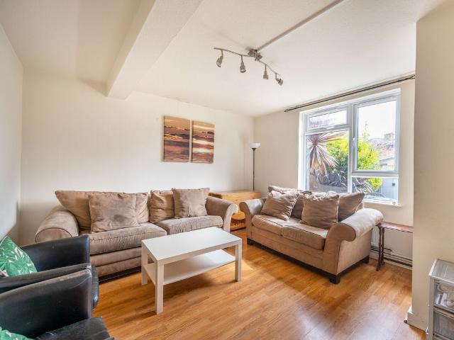 Apartment for rent in London Borough of Ealing, Park Royal