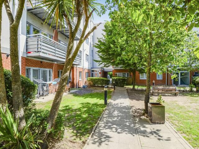 Apartment for rent in Hale End, Greater London