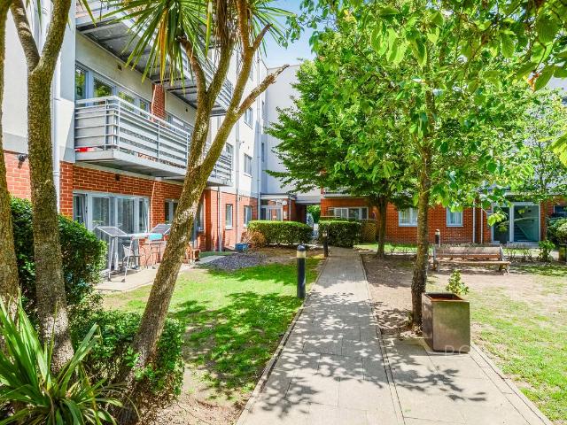 Apartment for rent in Hale End, Greater London