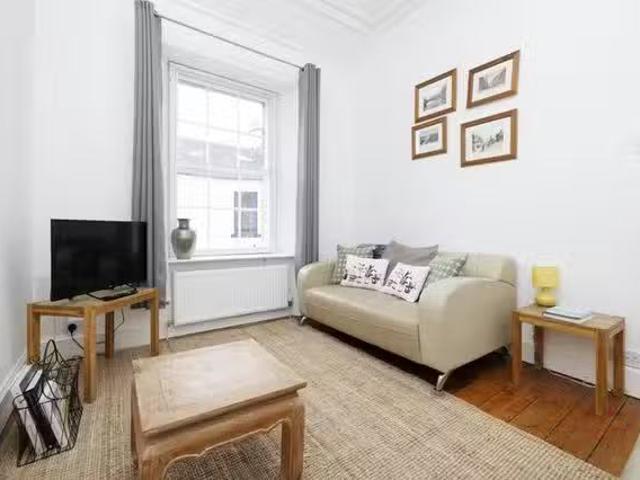 Apartment for rent in Canongate, Old Town
