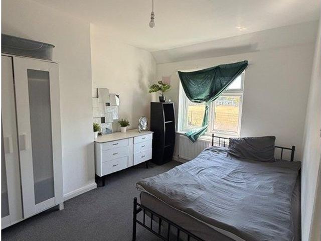 Room for rent in Scrattons Farm, Greater London
