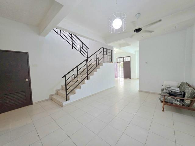 Terraced House for sale in Malaka