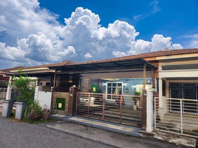 Terraced House for sale in Malaka