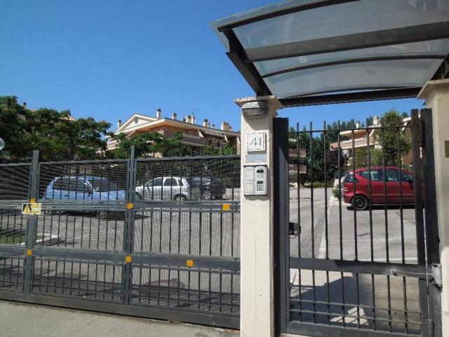 Box in vendita a Castel di Decima, Roma