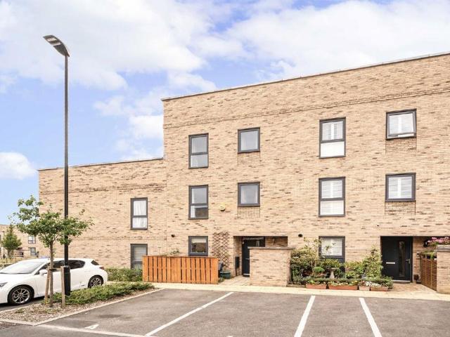 Apartment for rent in Harrow Weald, Greater London