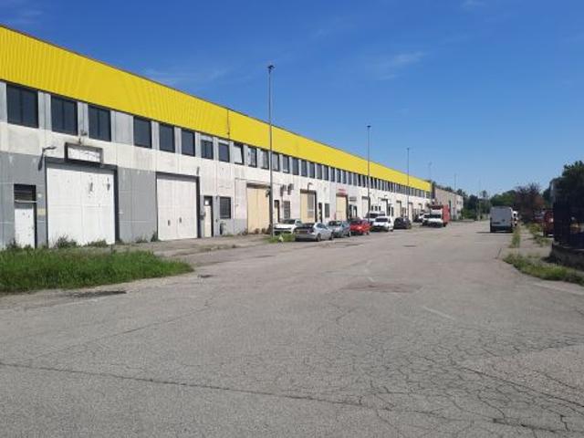 Locale Commerciale in affitto a Cesano Boscone, Lombardia