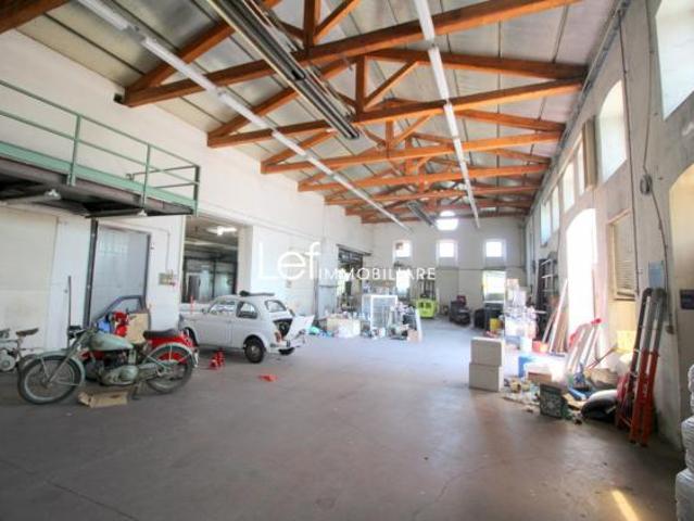 Capannone in vendita a Vittorio Veneto, Veneto